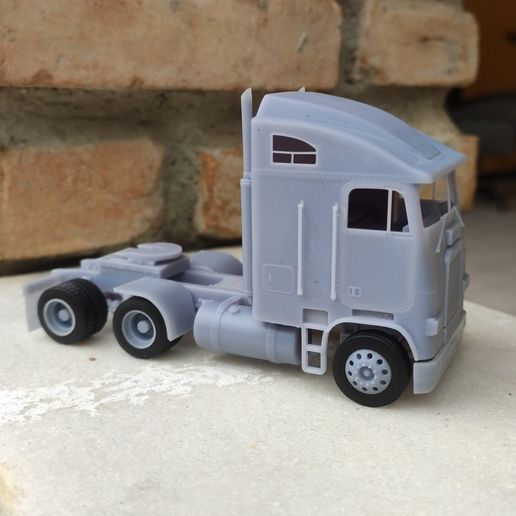 🚚 Freightliner FLA 86 Truck with Container 1/64 from the 'The