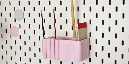 Descubre una selección de ingeniosos accesorios impresos en 3D diseñados para mejorar, organizar y personalizar tu tablero IKEA SKÄDIS.
