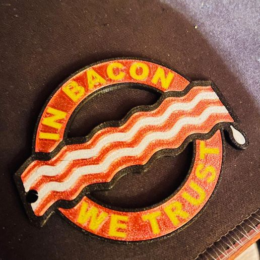 keychain.jpg Porte-clés "In bacon we trust" imprimé en couleur