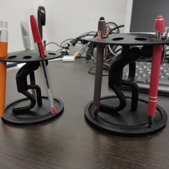 1632153386970.jpg Бесплатный STL файл Shield stickman pen holder・Дизайн 3D-принтера для скачивания