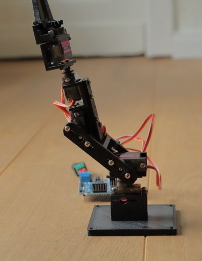 _MG_0979.JPG Un robot 5DOF con servos MG90s