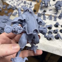 Le traître Combad Walker Slim Boi, infecté par la peste