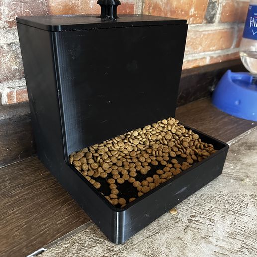 Automatic gravity pet feeder / automatic gravity pet feeder