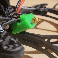 2f376661-5ce0-4854-9bb5-6facf2308318.jpg Archivo 3D gratis Soporte de antena Cinelog 35 SMA 45 grados・Plan para descargar y imprimir en 3D