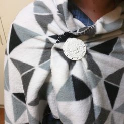 single_clasp.jpg Thor-Symbol Mantelverschluss