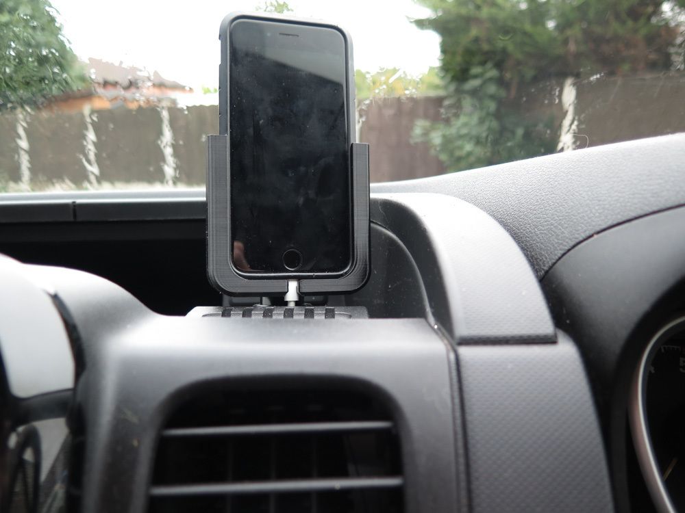 IMG_0878.JPG Free STL file iPhone Cradle for the Vauxhall Vivaro (2014-2019)・Model to download and 3D print, moXDesigns