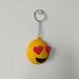 IMG_20200908_153128-01.jpg Free 3D file Heart shaped eyes, in love emoji keychain・Object to download and to 3D print