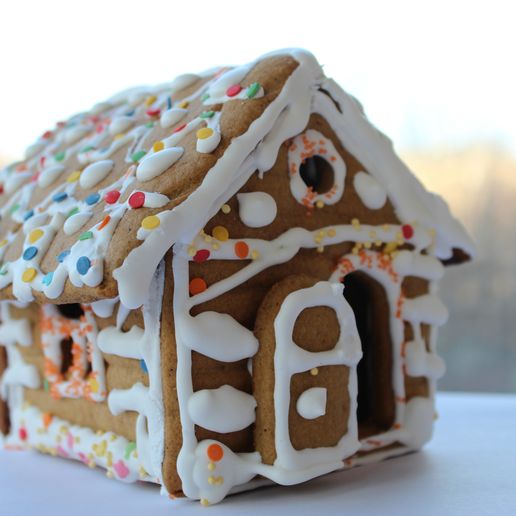 IMG_1071.JPG Gingerbread house (cookie cutters)