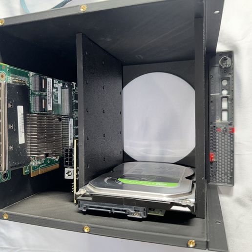 3173b7a9-01ec-4507-a9e8-9253abd7e084.JPEG Lenovo ThinkCentre Tiny NAS