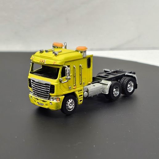 1000006254.jpg FREIGHTLINER ARGOSY FLAT TOP SLEEPER / HO SCALE