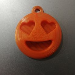 Emoji with eyes of hearts keychain