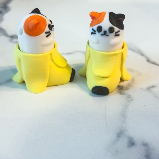 497419619_10228842765315561_4704395853867309950_n.jpg Banana Cat Clickers and Solid Keychains