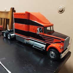 409521393_6984832588236810_3995293789011405845_n.jpg White-Volvo  Over the top and conventional version 1/24 scale cabs