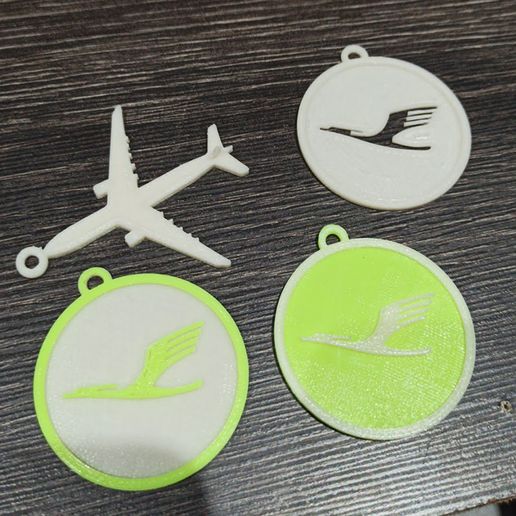Lufthansa and plane keychain STL File for Cults