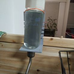 Držák-na-pítko-pro-morčata.jpg STL file Adjustable water bottle holder for guineapig, hamster or rat・Template to download and 3D print