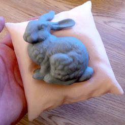 01-Stanford_bunny_resting_on_a_pillow_-_Main_view.jpg Fichier STL gratuit Stanford bunny resting on a pillow・Modèle à télécharger et à imprimer en 3D