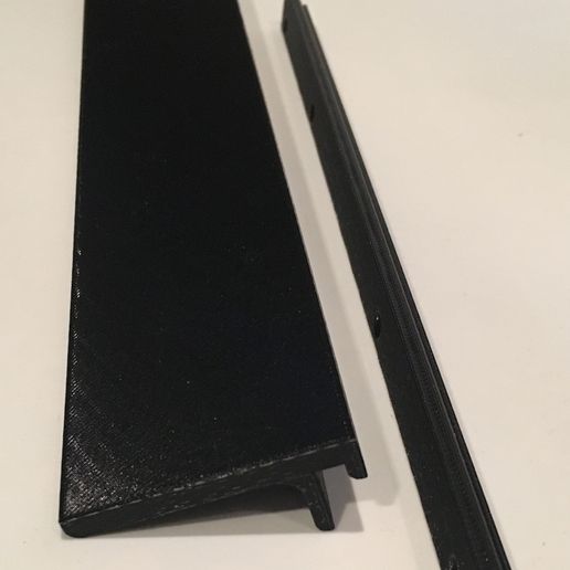 Display shelf for lightweight things (floating, French cleat inspired)