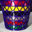 IsoGrid-flowerpot-close-view-2.jpg Vaso triangular com padrão IsoGrid para plantas com flores