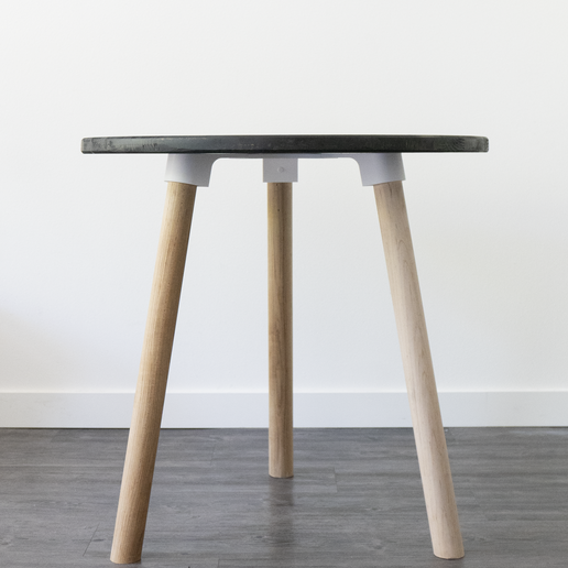 SharedObjects_CafeTable_Photos_2.png Table tripode