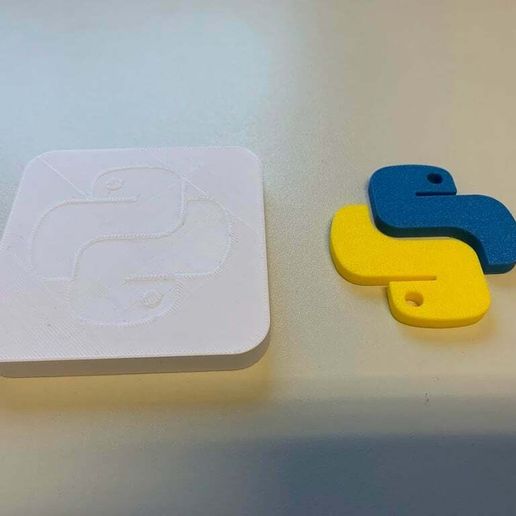 large_display_10c0f7af-3f1c-4695-9ec4-1d73457a6c01.jpg El logotipo de Python con placa base