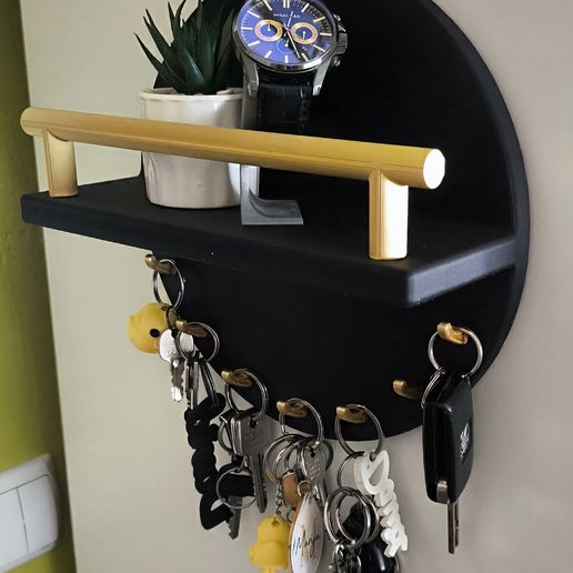 Key holder / hanger with shelf
