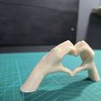 dos-manos-formando-un-corazón-foto-2.jpg Two hands forming a heart 🫶 | Hand of young woman | Heart with hands.
