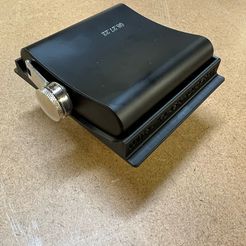 097388CC-312B-4E31-8A09-A4E458C5F555L0001.png.png.jpg STL file Laser Engraving Jig Holder for Hip Flask・3D printable model to download