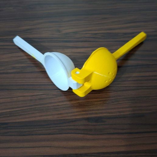 WhatsApp-Image-2025-10-22-at-09.18.26-1.jpeg lemon squeezer