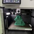 pawpoint-3d-printing-green-paw-stand-on-bambu-lab.jpg.jpeg 🐾 PawPoint™ Visitenkartenhalter (STL)