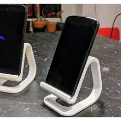 f32aa6b515f469a575bed3704d4b2de4_preview_featured.jpg Free STL file Universal Phone Stand (even for large phones)・3D printer model to download, blecheimer