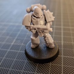 Armadura de rebelión MarkIV a escala real o mejorada