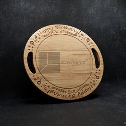 Round-Birthday-Cake-Platter-©.jpg Fichier 3D Plat à gâteau d'anniversaire rond - Fichiers CNC pour le bois (svg, dxf, eps, ai, pdf)・Idée pour impression 3D à télécharger