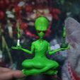 Alien fumando hierba