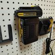 IMG_20210226_200301.jpg Tablero de clavijas para colgar la batería DeWalt