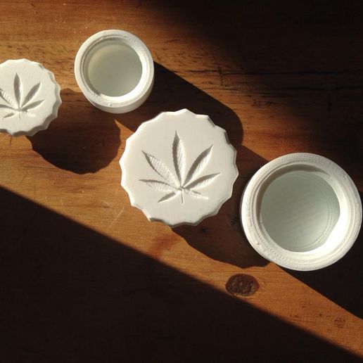 WhatsApp Image 2019-01-07 at 21.19.43(2).jpeg Dosen mit Cannabisblatt verschraubt