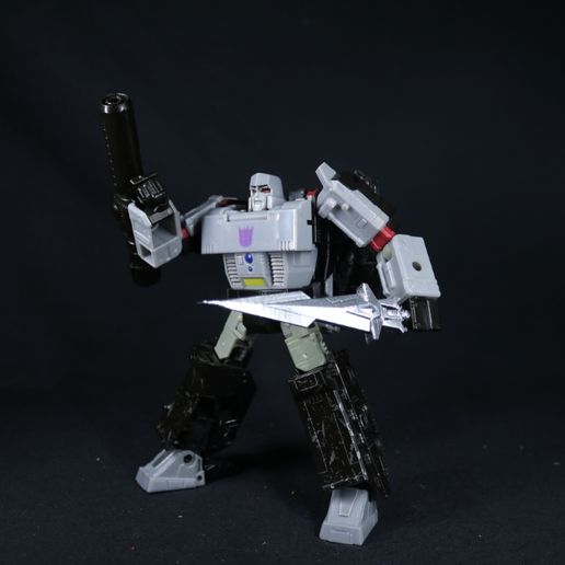 03.jpg Dimensionsklinge für Transformers Megatron