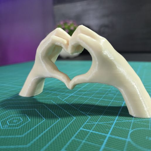 dos-manos-formando-un-corazón-foto-1.jpg Two hands forming a heart 🫶 | Hand of young woman | Heart with hands.
