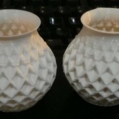 Doppelt gedrehte Vase