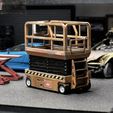 20250912_004313.jpg manlift for garage diorama