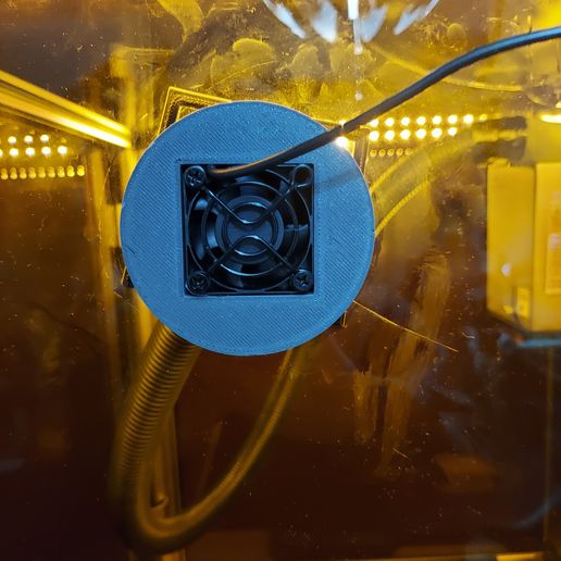 Intake-with-fan.jpg Entrada láser con ventilador para carcasas acrílicas montada con una abrazadera para taladrar menos (además de una nueva cubierta para el cabezal láser Snapmaker 10W)