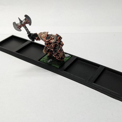 Base-printed-with-Mini.jpg 5x1 erweiterte Regimentsbasis, um deine 25mm basierten Minis für die neue 30mm Basisgröße der Older World zu verwenden / Optionale Magnete