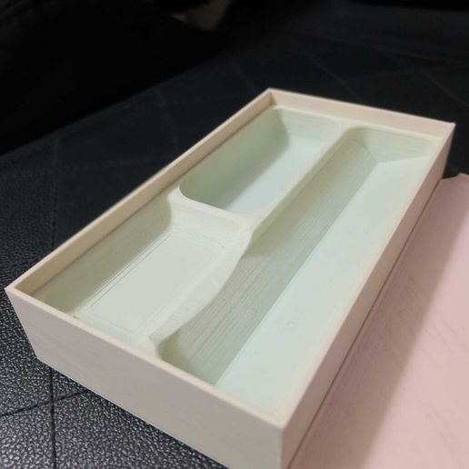 Rolling organizer box with a hidden compartment "Sdrogo Station"