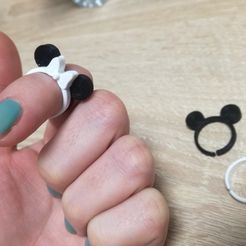 52602642_541170009723502_4636286693450711040_n.jpg MinniEdi own the ring bow for mickey or minnie ring
