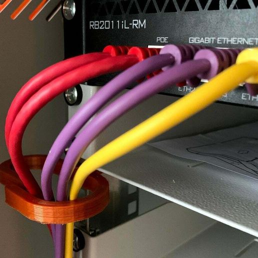Rack mountable cable clip