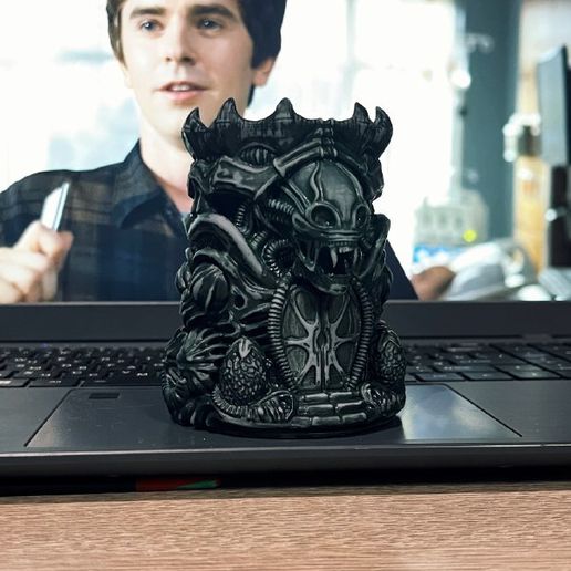 xenomorph-top.jpg Alien, Alien-style candle holder. Alien-style organizer