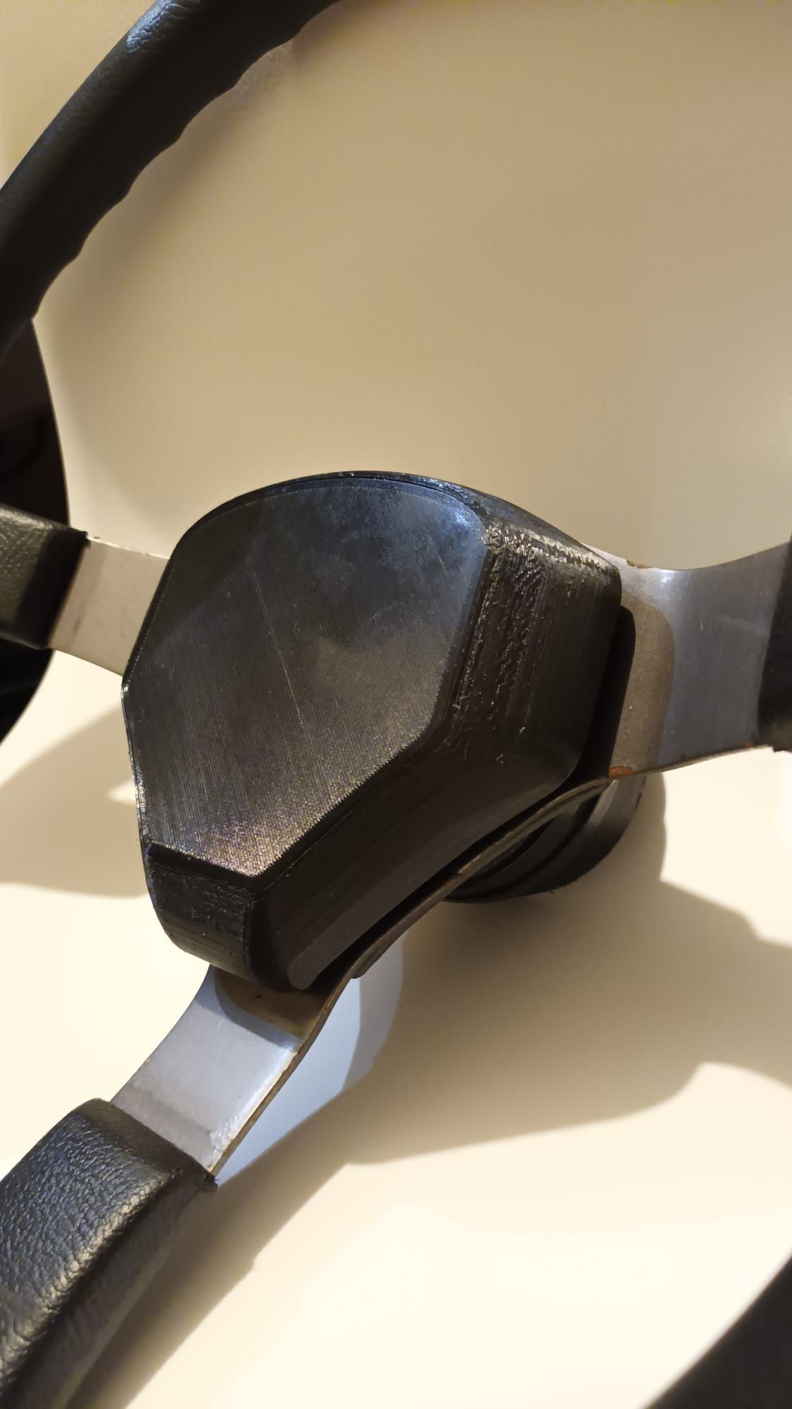 STL file Toyota ae86 steering wheel center・Model to download and 3D