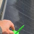 outil-sur-panneau-solaire.jpg solar panel adjustment tool