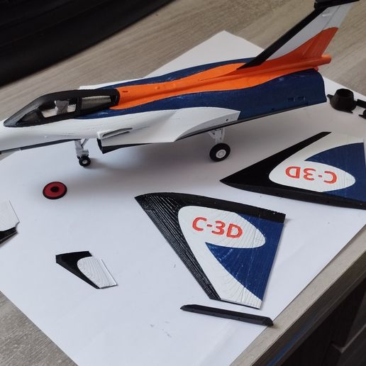 IMG_20230610_194637.jpg Maquete do Rafale C-3D