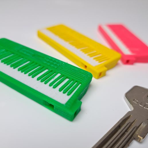 20231104_145041.jpg Keychain - keyboard - whistle