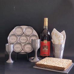 20240419_124057.jpg Set de Pâques (Pesach) : Assiette, Assiette de Matzah, Coupes de Kiddush